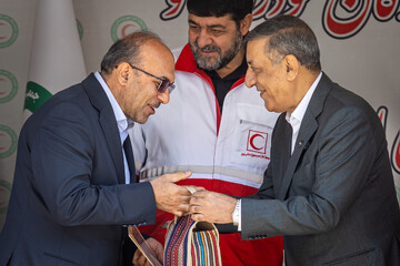  محمد جعفر قائم‌پناه، معاون اجرایی رئیس‌جمهور و پیرحسین کولیوند، رئیس جمعیت هلال‌احمر  در مراسم الحاق ناوگان جدید خودرویی و تجهیزات تخصصی امداد و نجات به  سازمان هلال‌احمر