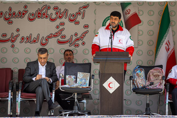  محمد جعفر قائم‌پناه، معاون اجرایی رئیس‌جمهور و پیرحسین کولیوند، رئیس جمعیت هلال‌احمر  در مراسم الحاق ناوگان جدید خودرویی و تجهیزات تخصصی امداد و نجات به  سازمان هلال‌احمر