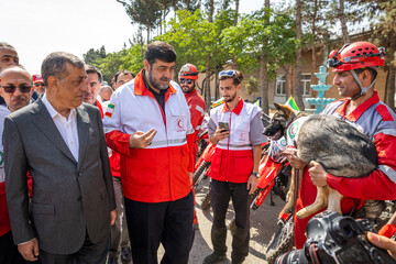  محمد جعفر قائم‌پناه، معاون اجرایی رئیس‌جمهور و پیرحسین کولیوند، رئیس جمعیت هلال‌احمر  در مراسم الحاق ناوگان جدید خودرویی و تجهیزات تخصصی امداد و نجات به  سازمان هلال‌احمر