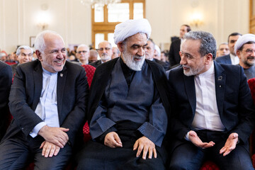 سید عباس عراقچی، وزیر امور خارجه، محسن قمی و محمد جواد ظریف در بزرگداشت وزیران شهید امور خارجه