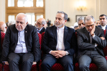 مجید تخت‌روانچی، معاون سیاسی وزیر امور خارجه، سید عباس عراقچی، وزیر امورخارجه و محمدجواد ظریف در بزرگداشت وزیران شهید امور خارجه