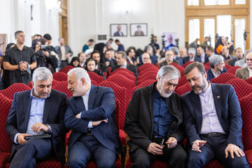 کاظم غریب‌آبادی، معاون وزیر امور خارجه و ابراهیم عزیزی، رئیس کمیسیون امنیت ملی و سیاست خارجی مجلس شورای اسلامی در مراسم بزرگداشت وزیران شهید امور خارجه