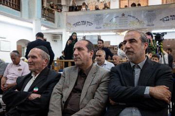 ازز سمت راست سیدمهدی سیدین‌نیا، رئیس کل اداره اشاد اسلامی استان اصفهان، ایوب درویشی، معاون سیاسی استانداری اصفهان و سلیمان صدیق‌پور، پیشوای مذهبی جامعه کلیمیان اصفهان در مراسم یادبود رهبر شهید انقلاب در کنیسه کترداوید اصفهان
