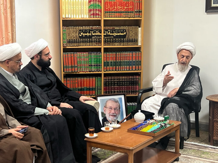 دیدار خانواده شهید علی لاریجانی با آیت‌الله سبحانی