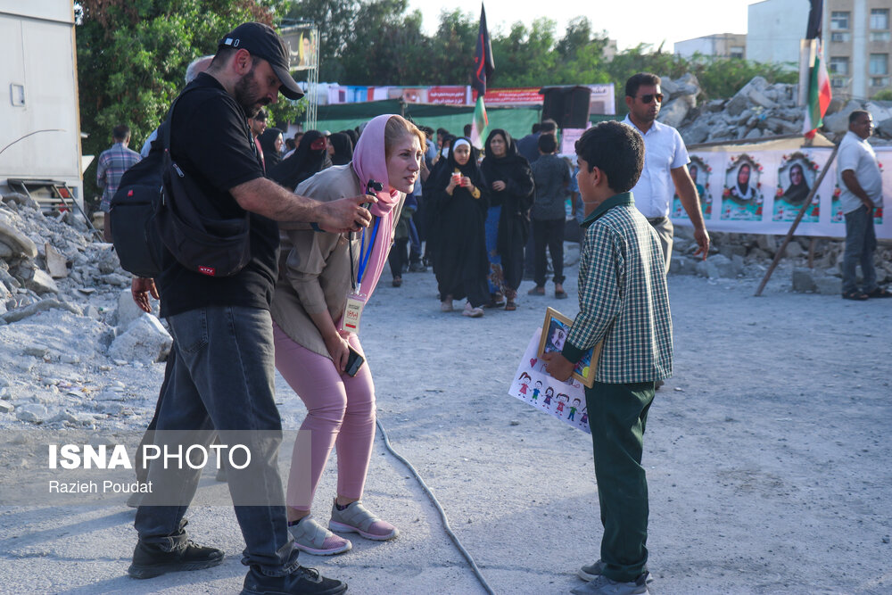 بازدید ۵۷ خبرنگار خارجی از مدرسه شجره طیبه - میناب