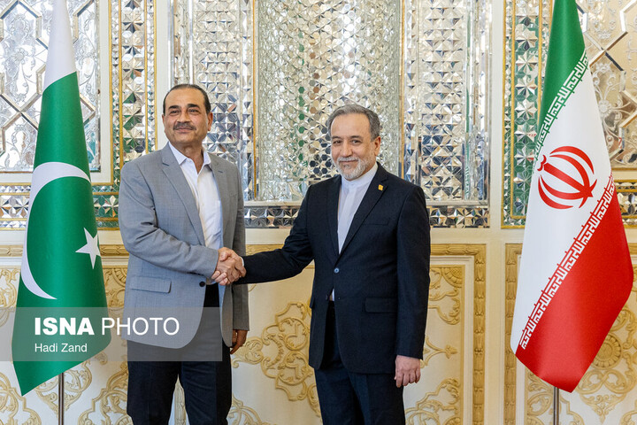 دیدار فرمانده ارتش پاکستان با وزیر امورخارجه ایران