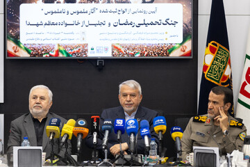 سردار بهمن کارگر، رئیس بنیاد حفظ آثار و نشر ارزش‌های دفاع مقدس و سید رضا صالحی امیری، وزیر میراث فرهنگی در رونمایی از الواح آثار ملموس و ناملموس جنگ