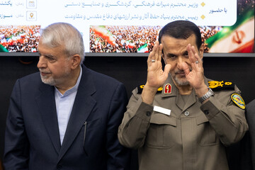 سردار بهمن کارگر، رئیس بنیاد حفظ آثار و نشر ارزش‌های دفاع مقدس و سید رضا صالحی امیری، وزیر میراث فرهنگی در رونمایی از الواح آثار ملموس و ناملموس جنگ