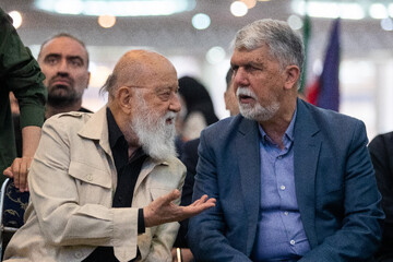 سید عباس صالحی، وزیر ارشاد و  مهدی چمران، رئیس شورای شهر تهران در مراسم گرمیداشت شهدای جنگ رمضان و سالگرد شهدای اقتدار ایران