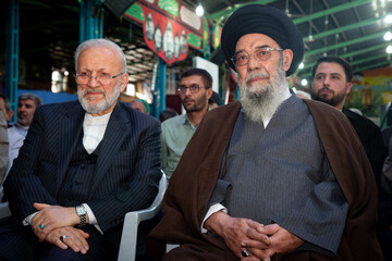 منوچهر متکی، وزیر اسبق امور خارجه و آیت‌الله یوسف طباطبای‌نژاد امام جمعه و نماینده ولی فقیه استان اصفهان درمراسم گرامیداشت شهید علی لاریجانی - اصفهان