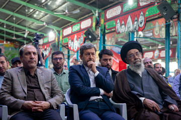 از راست،‌ آیت‌الله یوسف طباطبای‌نژاد امام جمعه و نماینده ولی فقیه استان اصفهان، مهدی جمالی‌نژاد استاندار اصفهان و  ایوب درویشی، معاون سیاسی استاندری اصفهان در مراسم گرامیداشت شهید علی لاریجانی - اصفهان