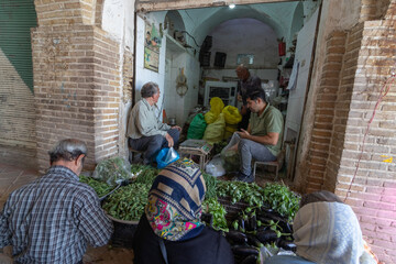 بازار قدیم دزفول هنوز هم محل فعالیت برخی از هنرها و صنایع دستی سنتی است.