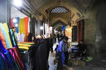 خانوادهای افغانی مقیم در کرمان در آستانه عید قربان اقدام به خرید پوشاک، کیف و کفش نو برای اعضای خانواده می کنند.