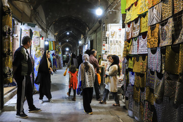 خانوادهای افغانی مقیم در کرمان در آستانه عید قربان اقدام به خرید پوشاک، کیف و کفش نو برای اعضای خانواده می کنند.