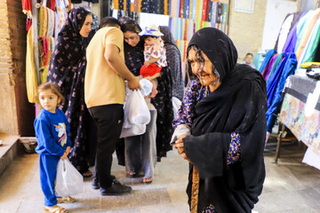 امروزه در بازار میدان قلعه اغلب افغانی های مقیم کرمان به دادو ستد و خرید مشغولند