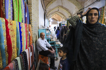 در بازار میدان قلعه اغلب لباس و پارچه های سنتی افغانستان به فروش می رسد