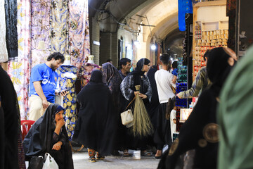 خانوادهای افغانی مقیم در کرمان در آستانه عید قربان اقدام به خرید پوشاک، کیف و کفش نو برای اعضای خانواده می کنند.