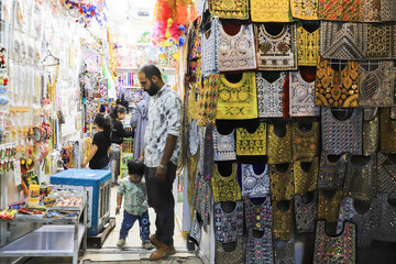 در بازار میدان قلعه اغلب لباس و پارچه های سنتی افغانستان به فروش می رسد