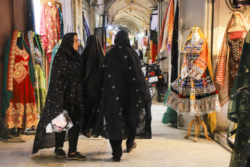در بازار میدان قلعه اغلب لباس و پارچه های سنتی افغانستان به فروش می رسد