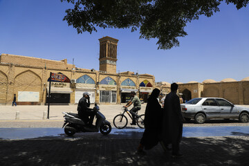 بازار میدان قلعه از قدیمی‌ترین و طولانی‌ترین بازارهای کرمان در محله میدان قلعه و باقی مانده از دوره قاجار است که طول آن به حدود ۴۰۰ متر می‌رسد