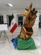 تندیس دست رهبر شهید در نمایشگاه «ایستاده در غبار» در اهواز رونمایی شد