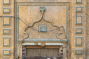 سردر خانه تاریخی حسن‌زاده با تزئینات آجركاری