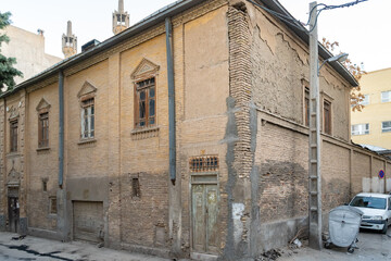 خانه تاریخی حسن‌زاده، از بناهای شاخص دوره قاجار و پهلوی است که در محله سراب مشهد واقع شده است.