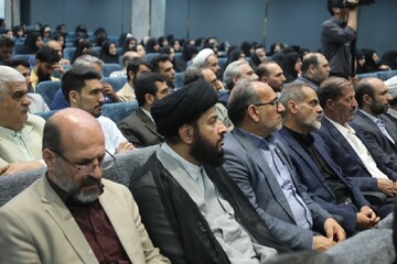 ۲۶۰ معلم برگزیده مدارس غیر دولتی در قم تجلیل شدند