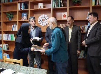 تقدیر از نویسنده قزوینی در نشست «سفیران آگاهی، روایت‌گران دانایی»