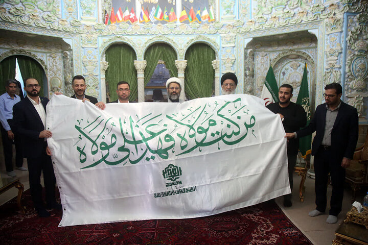 پرچم غدیریه عتبه علوی به آستان حضرت فاطمه معصومه(س) اهدا شد