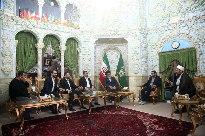 پرچم غدیریه عتبه علوی به آستان حضرت فاطمه معصومه(س) اهدا شد + تصویر