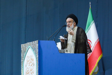آیت‌الله سید احمد خاتمی، خطیب موقت نماز جمعه تهران در اقامه نماز عید قربان در دانشگاه تهران