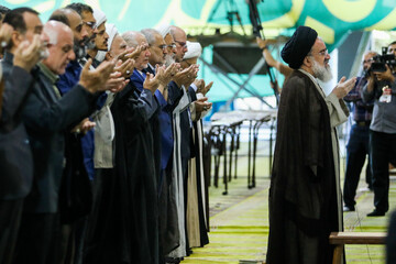 آیت‌الله سید احمد خاتمی، خطیب موقت نماز جمعه تهران در اقامه نماز عید قربان در دانشگاه تهران