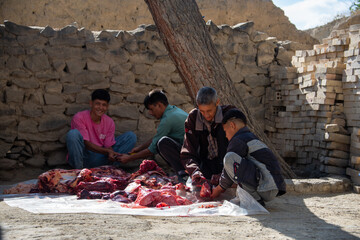تقسیم کردن گوشت قربانی در روستای دویدخ