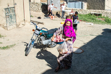  تقسیم کردن گوشت قربانی در روستای دویدخ