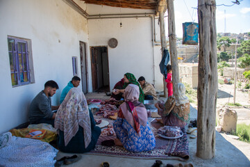  تقسیم کردن گوشت قربانی در روستای دویدخ