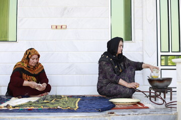 پخت نان در آیین عید قربان روستای نیاز آباد