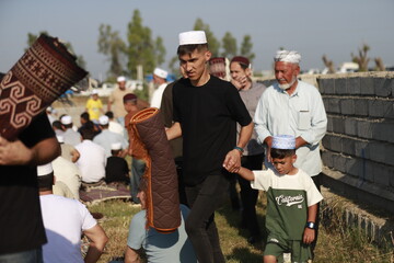 اقامه نماز عید قربان در آیین عید قربان روستای نیاز آباد