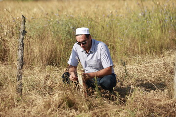 حضور مردم بر سر مزار درگذشتگان در آیین عید قربان روستای نیاز آباد