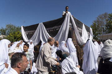 طواف نمادین کعبه در آسایشگاه کهریزک البرز