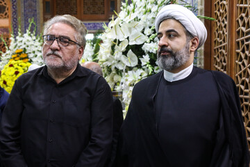از سمت راست، حجت‌الاسلام صدوقی یادگار حجت‌الاسلام صدوقی و محمد رضا تابش نماینده پیشین اردکان در مراسم ختم خواهر سید محمد خاتمی در مراسم ختم خواهر سید محمد خاتمی - یزد