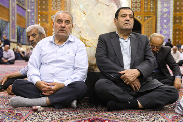سمت راست غلامعلی سفید رییس سابق شورای شهر یزد و رییس جبهه اصلاحات یزد در مراسم ختم خواهر سید محمد خاتمی - یزد