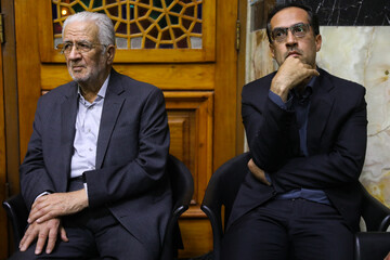 سمت راست، حداد داستان سابق یزد در مراسم ختم خواهر سید محمد خاتمی - یزد