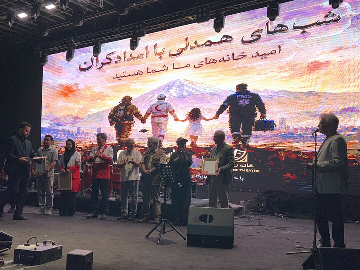 ایران را امدادگران نگه می‌دارند، نه کاسبان تخریب