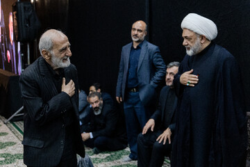 حسین شریعتمداری، مدیر مسوول روزنامه کیهان در مراسم یادبود شهدای خانواده رهبر انقلاب در حرم عبدالعظیم(ع)