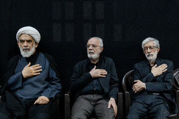 غلامعلی حداد عادل و حجت الاسلام، محسن قمی معاون ارتباطات بین‌الملل دفتر رهبری در مراسم یادبود شهدای خانواده رهبر انقلاب در حرم عبدالعظیم(ع)