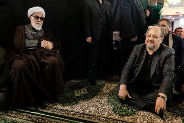 محمد شریعتمداری و حجت‌الاسلام محمد محمدی گلپایگانی، رئیس دفتر رهبر معظم انقلاب اسلامی در مراسم یادبود شهدای خانواده رهبر انقلاب در حرم عبدالعظیم(ع)