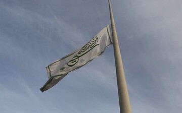 اهتزاز بزرگترین پرچم علوی در تهران همزمان با ۱۱۰ نقطه در جهان 