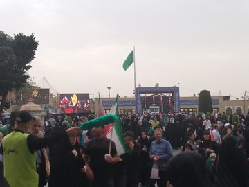 اشک و انتظار در قبله ری؛ مردم تهران در دومین روز یادبود «امام شهید» بی‌قرار شدند