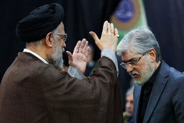 حسین سیمایی صراف، وزیر علوم و سید محمود علوی در مراسم یادبود شهدای خانواده رهبر انقلاب در حرم عبدالعظیم(ع)